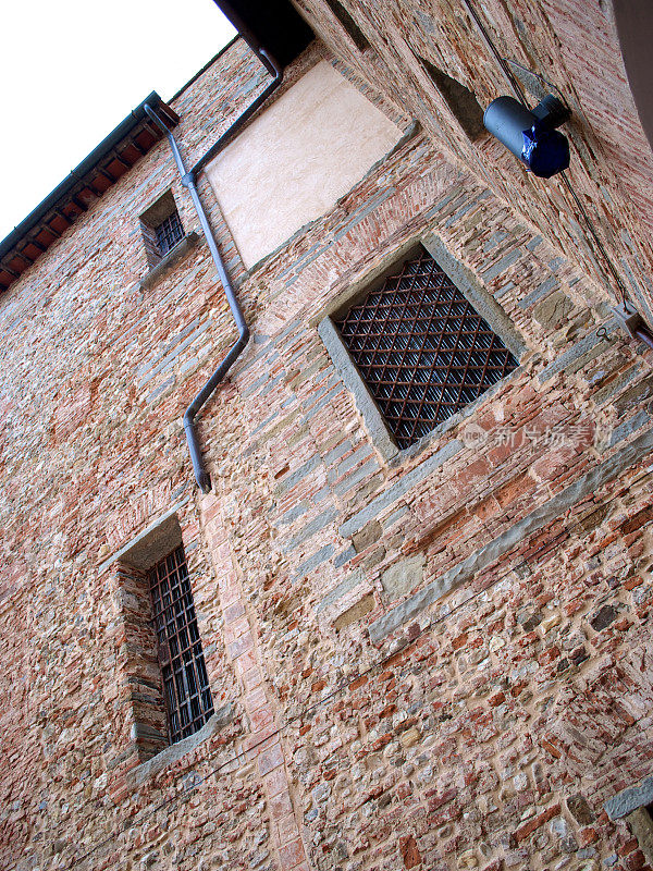 古老的砖石墙和一些窗户，Le Murate